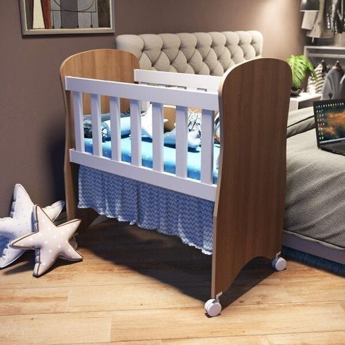 Mini Berço com Rodízios Oliver em MDF Móveis Peroba Branco Brilho/Carvalho