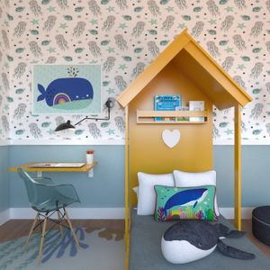 quarto de criança com cama, mesa, cadeira e papel de parede
