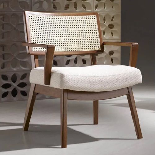Poltrona Charmy Estofada em Tecido e Madeira Tauari Pinhão