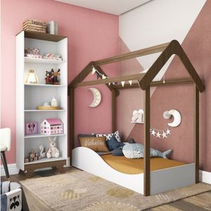 quarto de criança com paredes rosa e cama de madeira