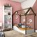quarto de criança com paredes rosa e cama de madeira
