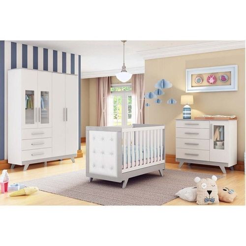 Quarto de Bebê com Guarda Roupa com Janela Cômoda e Berço com Capitone Retrô Móveis Peroba Branco Brilho/Cinza/Corino Branco