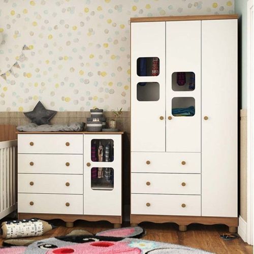 Quarto de Bebê com Guarda Roupa e Cômoda 4 Gavetas com Janela Uli Móveis Peroba Branco Brilho/Carvalho