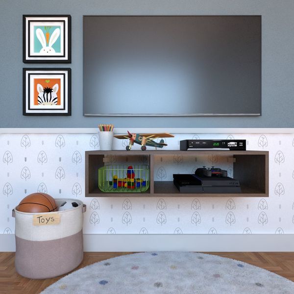 uma TV de tela plana montada acima de um centro de entretenimento de madeira