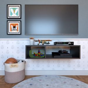 uma TV de tela plana montada na parede de uma sala de estar e rack de parede