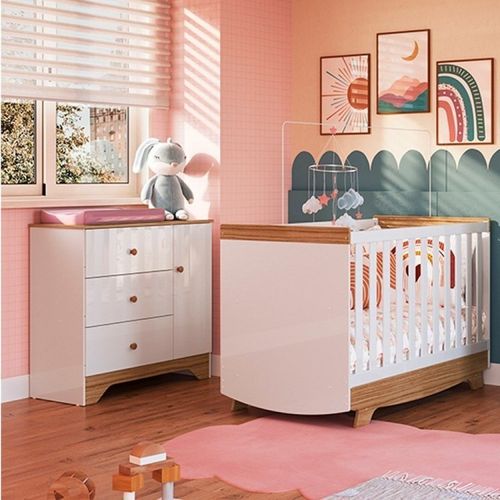 Quarto de Bebê com Berço Americano e Cômoda 1 Porta Cocada Branco Brilho/Carvalho